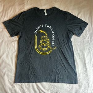 Grunge “Don’t Tread On Me” Graphic Tee – Gray, Size XL